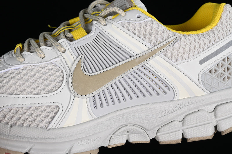 AIR ZOOM VOMERO 5 SP LIGHT BONE/SAIL/UNIVERSITY GOLD