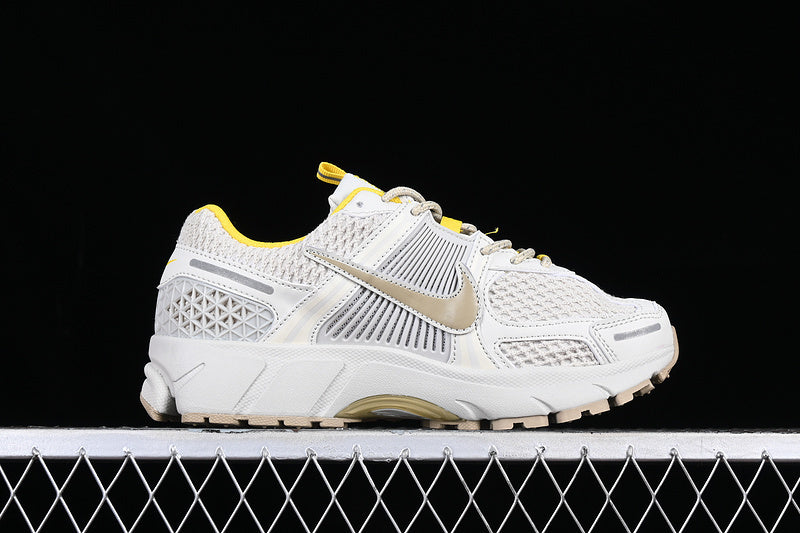 AIR ZOOM VOMERO 5 SP LIGHT BONE/SAIL/UNIVERSITY GOLD