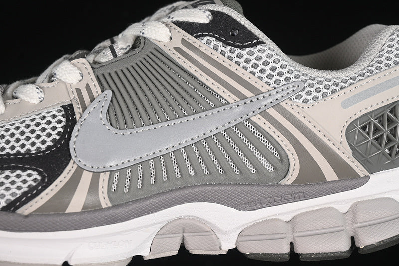 ZOOM VOMERO 5 SP LIGHT IRON ORE/METALLIC SILVER/PHOTON DUST/FLAT PEWTER/WHITE
