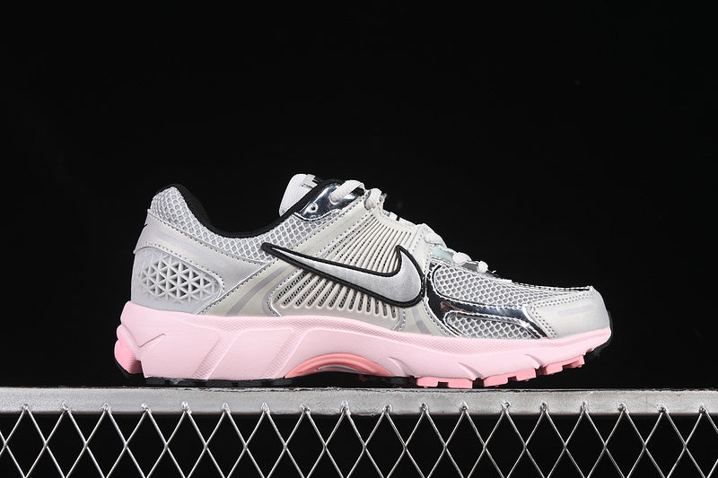 ZOOM VOMERO 5 METALLIC SILVER/PURE PLATINUM/PINK FOAM/PLATINUM TINT/BLACK