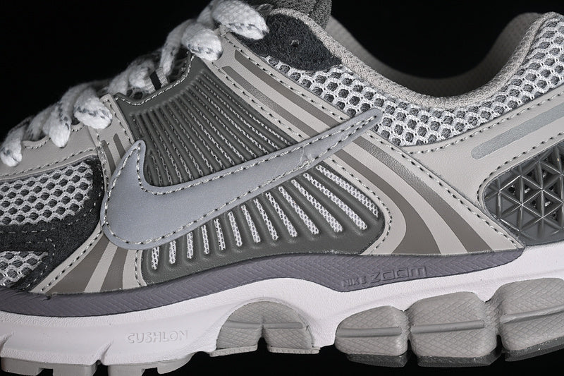 ZOOM VOMERO 5 LIGHT IRON ORE/METALLIC SILVER/PHOTON DUST/FLAT PEWTER/SUMMIT WHITE