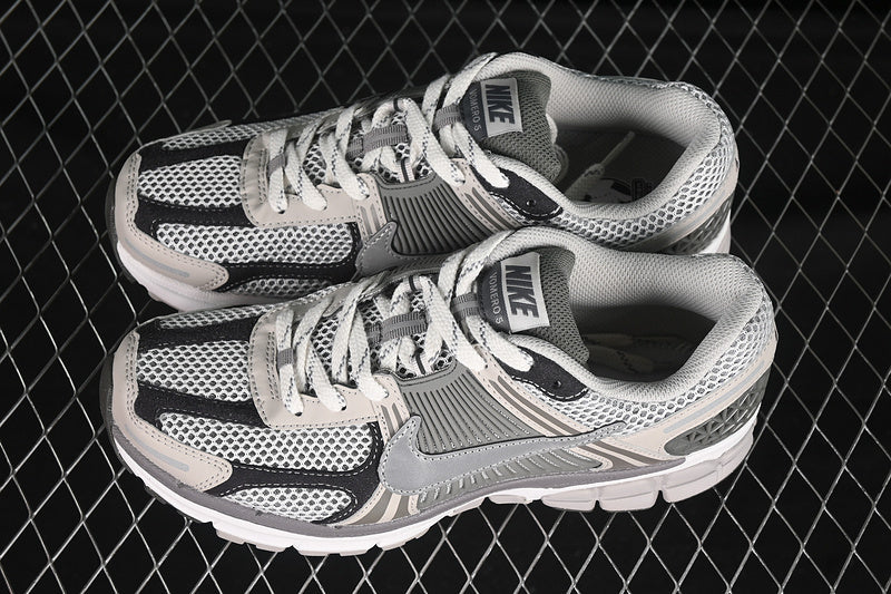 ZOOM VOMERO 5 SP LIGHT IRON ORE/METALLIC SILVER/PHOTON DUST/FLAT PEWTER/WHITE
