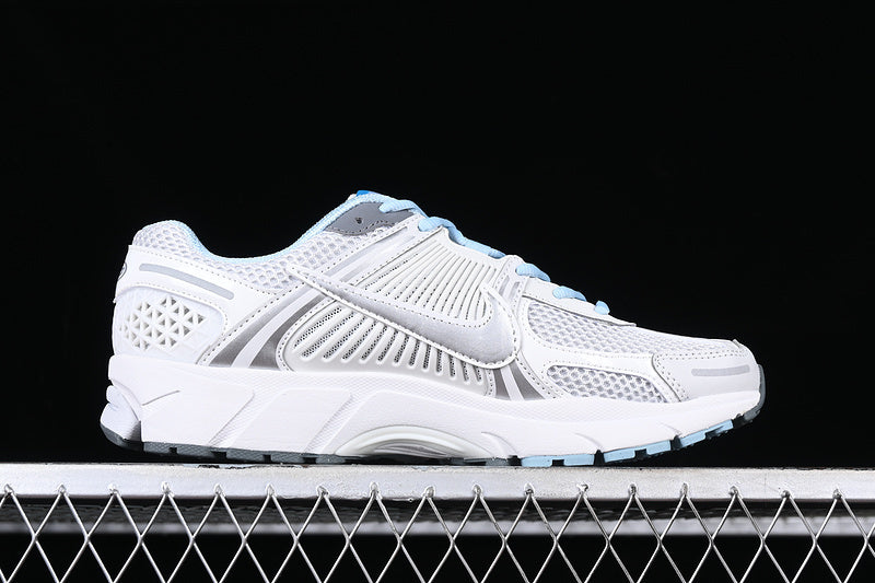 AIR ZOOM VOMERO 5 PHOTON DUST/SUMMIT WHITE/COOL GREY/METALLIC SILVER