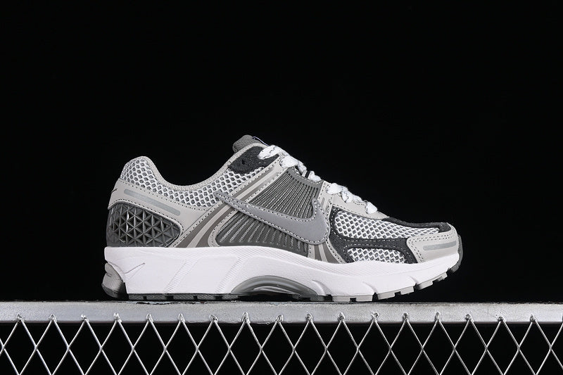 ZOOM VOMERO 5 LIGHT IRON ORE/METALLIC SILVER/PHOTON DUST/FLAT PEWTER/SUMMIT WHITE