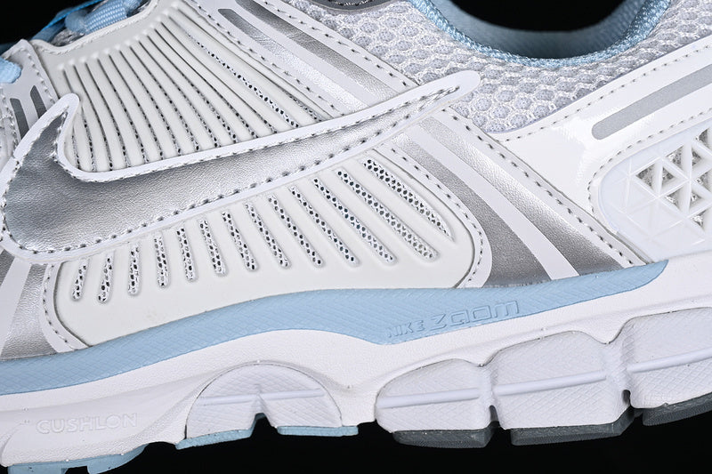 AIR ZOOM VOMERO 5 PHOTON DUST/SUMMIT WHITE/COOL GREY/METALLIC SILVER