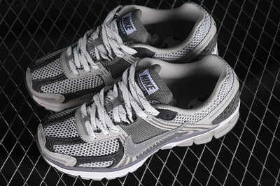 ZOOM VOMERO 5 LIGHT IRON ORE/METALLIC SILVER/PHOTON DUST/FLAT PEWTER/SUMMIT WHITE