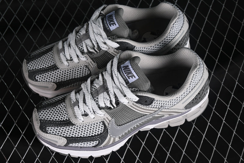 ZOOM VOMERO 5 LIGHT IRON ORE/METALLIC SILVER/PHOTON DUST/FLAT PEWTER/SUMMIT WHITE