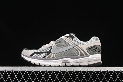 ZOOM VOMERO 5 SP LIGHT IRON ORE/METALLIC SILVER/PHOTON DUST/FLAT PEWTER/WHITE