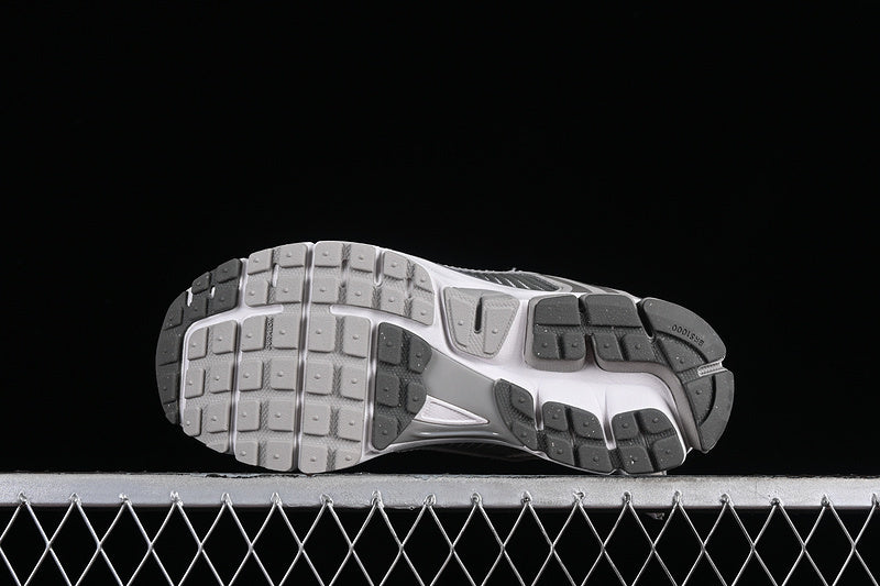 ZOOM VOMERO 5 LIGHT IRON ORE/METALLIC SILVER/PHOTON DUST/FLAT PEWTER/SUMMIT WHITE