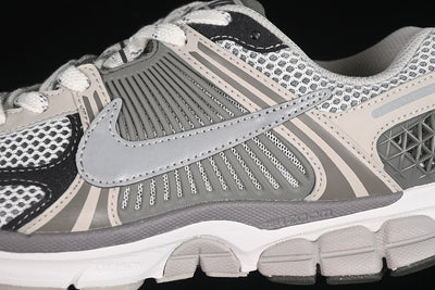 ZOOM VOMERO 5 SP LIGHT IRON ORE/METALLIC SILVER/PHOTON DUST/FLAT PEWTER/WHITE