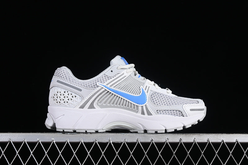 AIR ZOOM VOMERO 5 SUMMIT WHITE/UNIVERSITY BLUE/PHOTON DUST