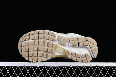 AIR ZOOM VOMERO 5 SP LIGHT BONE/SAIL/UNIVERSITY GOLD