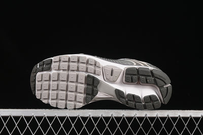 ZOOM VOMERO 5 SP LIGHT IRON ORE/METALLIC SILVER/PHOTON DUST/FLAT PEWTER/WHITE