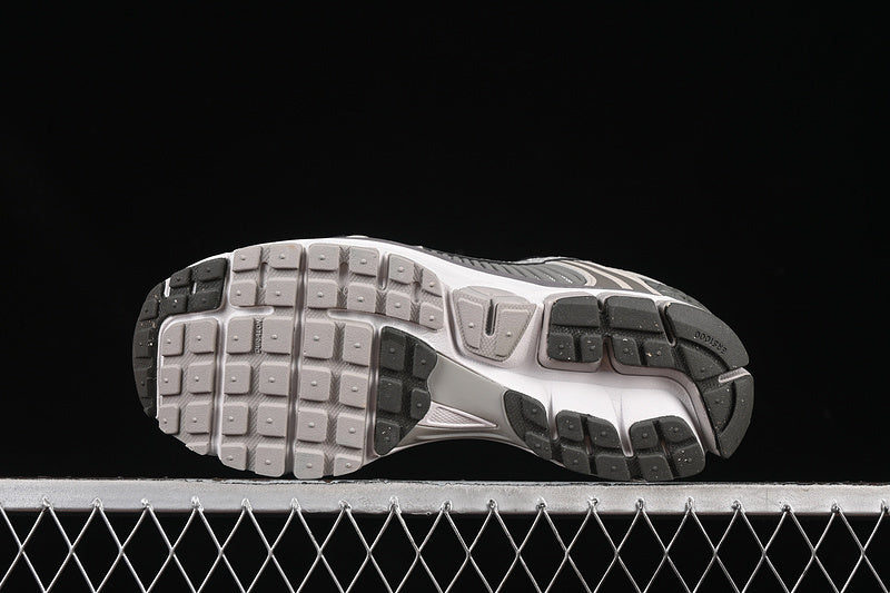 ZOOM VOMERO 5 SP LIGHT IRON ORE/METALLIC SILVER/PHOTON DUST/FLAT PEWTER/WHITE