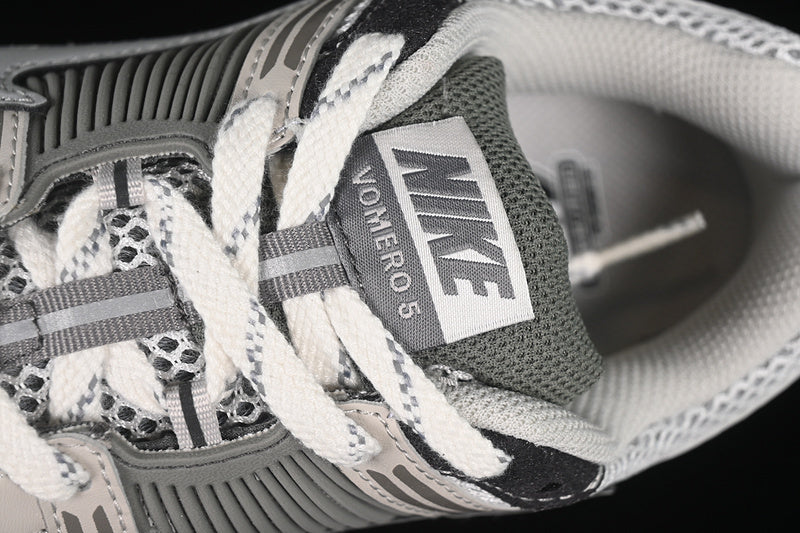 ZOOM VOMERO 5 SP LIGHT IRON ORE/METALLIC SILVER/PHOTON DUST/FLAT PEWTER/WHITE