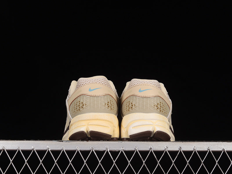 AIR ZOOM VOMERO 5 OATMEAL/PALE IVORY/SAIL/LIGHT CHOCOLATE