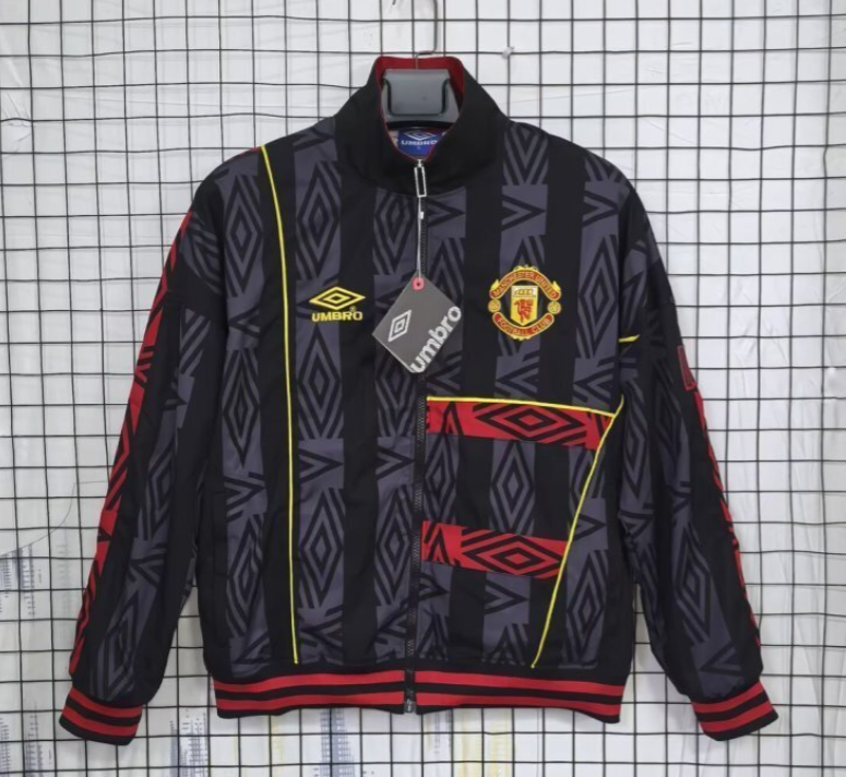 25-26 Manchester United black retro windbreaker