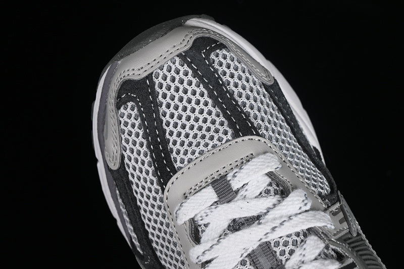 ZOOM VOMERO 5 LIGHT IRON ORE/METALLIC SILVER/PHOTON DUST/FLAT PEWTER/SUMMIT WHITE