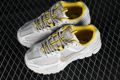 AIR ZOOM VOMERO 5 SP LIGHT BONE/SAIL/UNIVERSITY GOLD