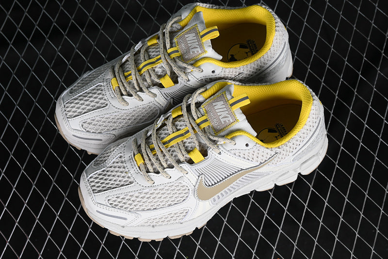 AIR ZOOM VOMERO 5 SP LIGHT BONE/SAIL/UNIVERSITY GOLD