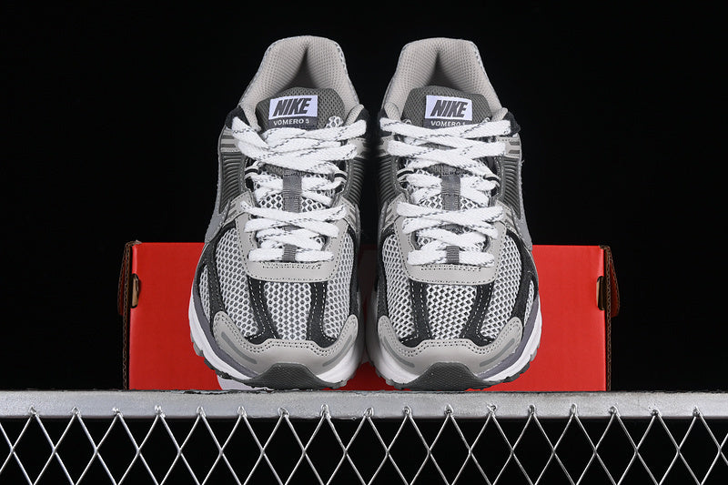 ZOOM VOMERO 5 LIGHT IRON ORE/METALLIC SILVER/PHOTON DUST/FLAT PEWTER/SUMMIT WHITE