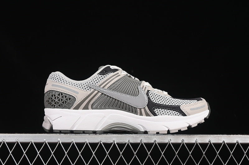 ZOOM VOMERO 5 SP LIGHT IRON ORE/METALLIC SILVER/PHOTON DUST/FLAT PEWTER/WHITE