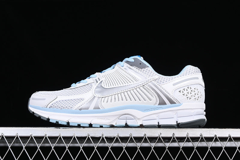 AIR ZOOM VOMERO 5 PHOTON DUST/SUMMIT WHITE/COOL GREY/METALLIC SILVER