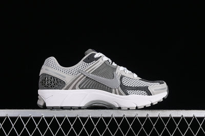 ZOOM VOMERO 5 LIGHT IRON ORE/METALLIC SILVER/PHOTON DUST/FLAT PEWTER/SUMMIT WHITE