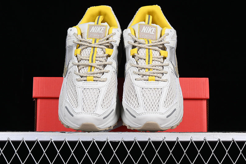 AIR ZOOM VOMERO 5 SP LIGHT BONE/SAIL/UNIVERSITY GOLD