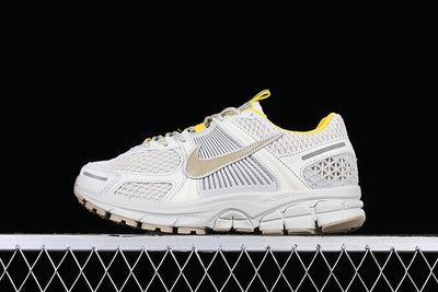 AIR ZOOM VOMERO 5 SP LIGHT BONE/SAIL/UNIVERSITY GOLD
