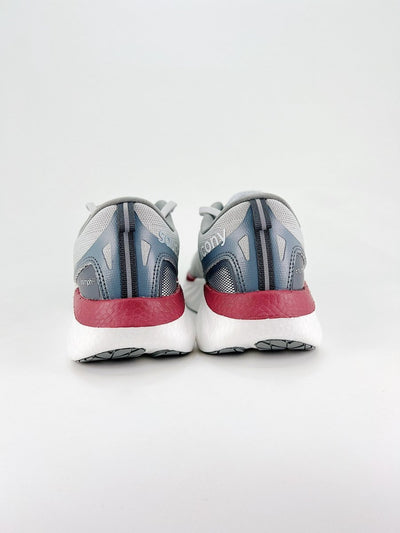 Saucony TRIUMPH 22 - Royal Feet 2025