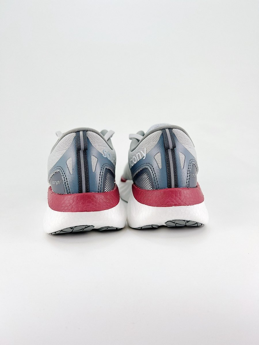 Saucony TRIUMPH 22 - Royal Feet 2025