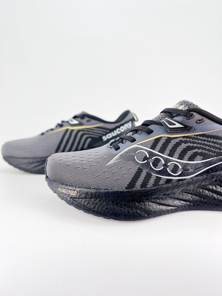 Saucony TRIUMPH 22 - Royal Feet 2025
