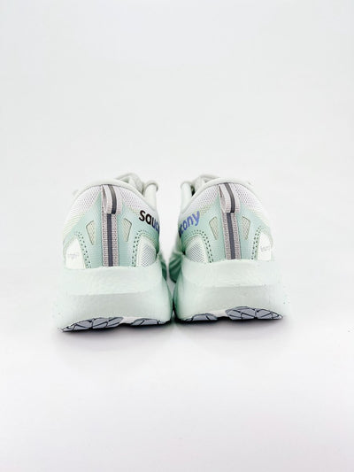 Saucony TRIUMPH 22 - Royal Feet 2025