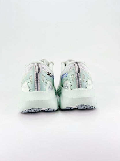 Saucony TRIUMPH 22 - Royal Feet 2025